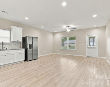 405 Baker Street - Photo Thumbnail 5