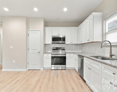 405 Baker Street - Photo Thumbnail 1