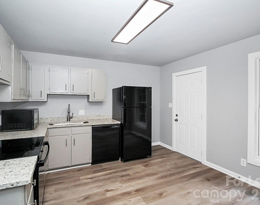 2310 Eastview Circle - Photo Thumbnail 11