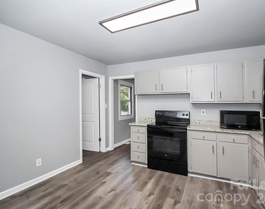 2310 Eastview Circle - Photo Thumbnail 10
