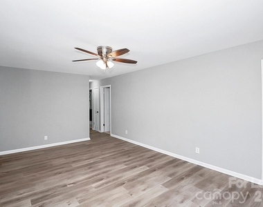 2310 Eastview Circle - Photo Thumbnail 5