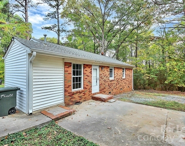 2310 Eastview Circle - Photo Thumbnail 25