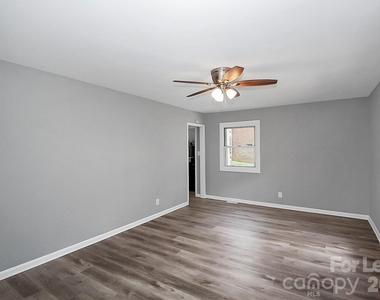 2310 Eastview Circle - Photo Thumbnail 4