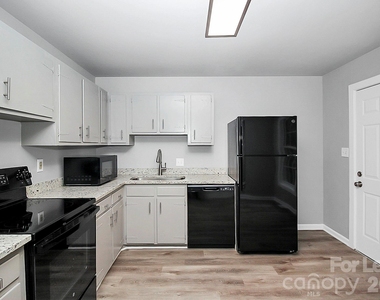 2310 Eastview Circle - Photo Thumbnail 8