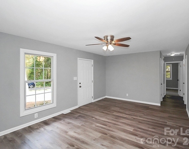 2310 Eastview Circle - Photo Thumbnail 6