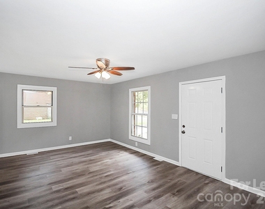 2310 Eastview Circle - Photo Thumbnail 3
