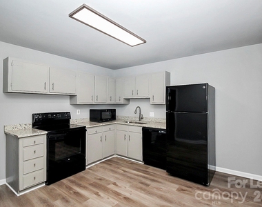 2310 Eastview Circle - Photo Thumbnail 9