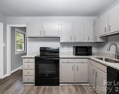 2310 Eastview Circle - Photo Thumbnail 7
