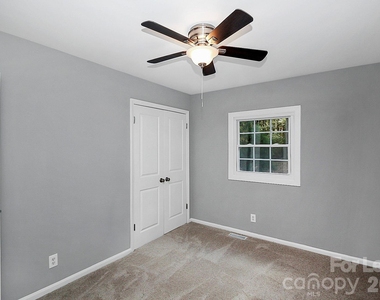 2310 Eastview Circle - Photo Thumbnail 16