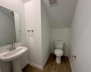 2422 Bulin Drive - Photo Thumbnail 7