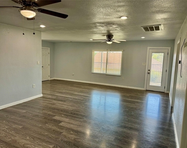 2618 Creekview Drive - Photo Thumbnail 8
