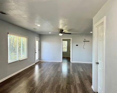 2618 Creekview Drive - Photo Thumbnail 4
