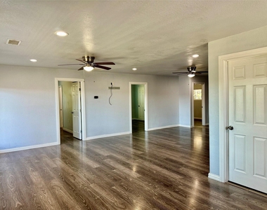 2618 Creekview Drive - Photo Thumbnail 6
