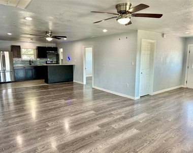 2618 Creekview Drive - Photo Thumbnail 7
