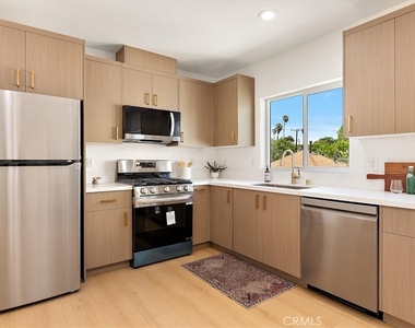 642 E Fairview Boulevard - Photo Thumbnail 5