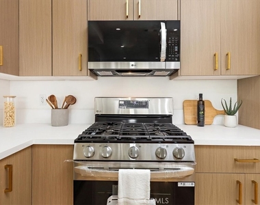 642 E Fairview Boulevard - Photo Thumbnail 9