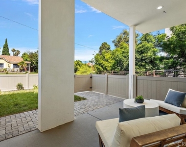 642 E Fairview Boulevard - Photo Thumbnail 2