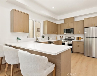 642 E Fairview Boulevard - Photo Thumbnail 6