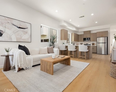 642 E Fairview Boulevard - Photo Thumbnail 5