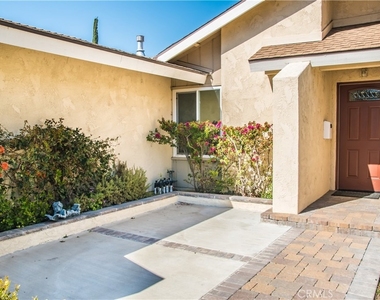 6017 E La Paz Way - Photo Thumbnail 1