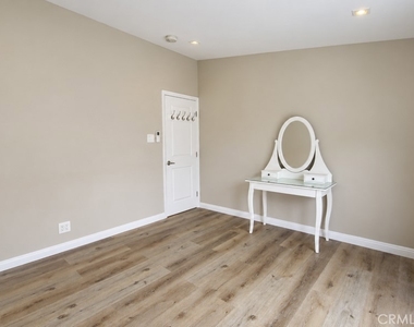 660 Beach Street - Photo Thumbnail 27