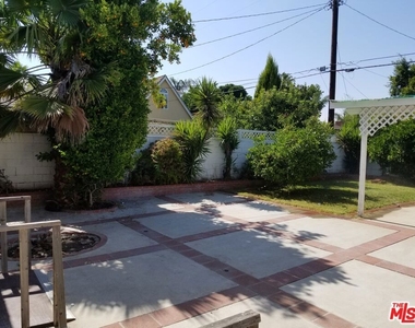 11059 Califa Street - Photo Thumbnail 4
