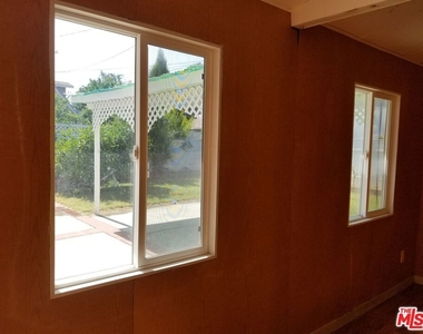 11059 Califa Street - Photo Thumbnail 26