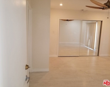 11059 Califa Street - Photo Thumbnail 13