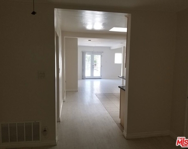 11059 Califa Street - Photo Thumbnail 8