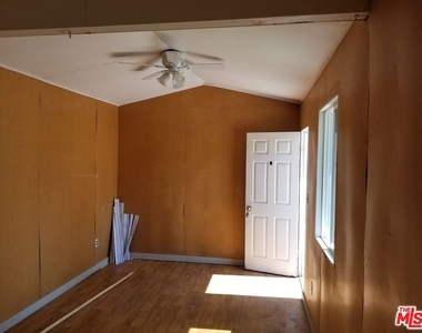 11059 Califa Street - Photo Thumbnail 27