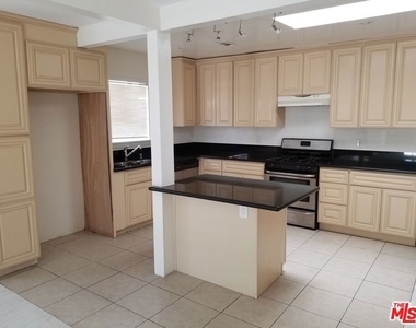 11059 Califa Street - Photo Thumbnail 10