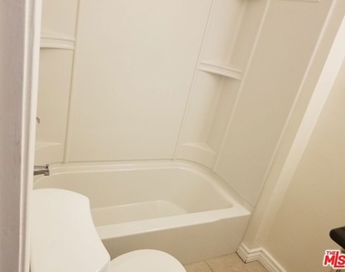 11059 Califa Street - Photo Thumbnail 15