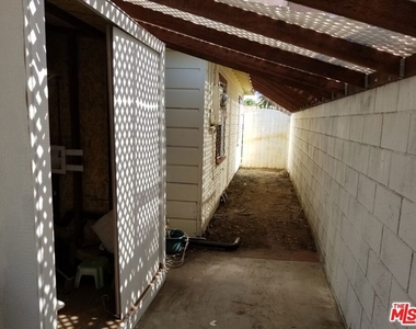 11059 Califa Street - Photo Thumbnail 24