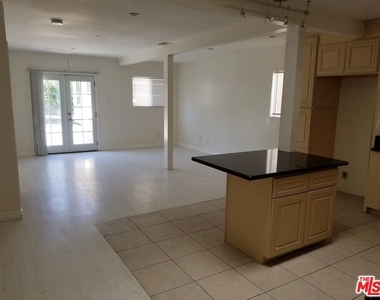 11059 Califa Street - Photo Thumbnail 2