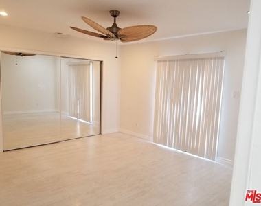 11059 Califa Street - Photo Thumbnail 12