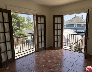 2646 Kenwood Ave - Photo Thumbnail 13