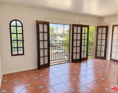 2646 Kenwood Ave - Photo Thumbnail 1
