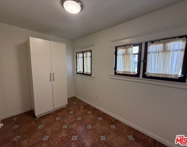 2646 Kenwood Ave - Photo Thumbnail 10