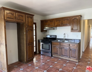 2646 Kenwood Ave - Photo Thumbnail 6
