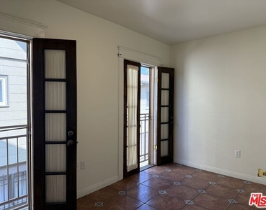 2646 Kenwood Ave - Photo Thumbnail 8