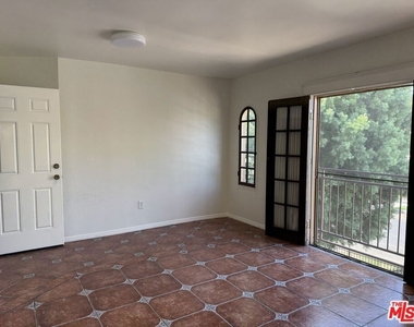 2646 Kenwood Ave - Photo Thumbnail 3