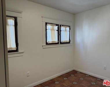 2646 Kenwood Ave - Photo Thumbnail 9