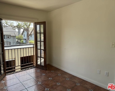 2646 Kenwood Ave - Photo Thumbnail 15