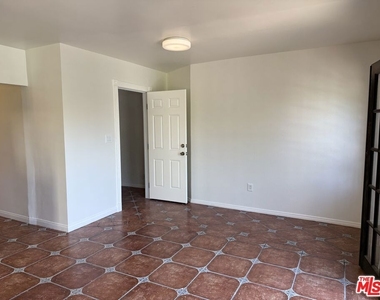 2646 Kenwood Ave - Photo Thumbnail 5
