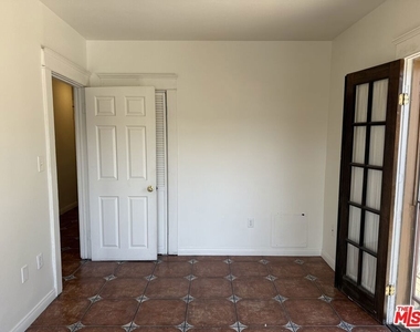 2646 Kenwood Ave - Photo Thumbnail 14
