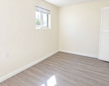 5218 Navarro Street - Photo Thumbnail 10