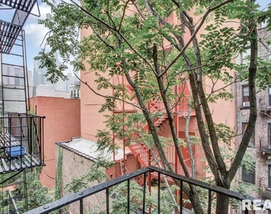 W 50th St - Photo Thumbnail 7