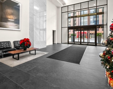 4 Martine Avenue - Photo Thumbnail 10