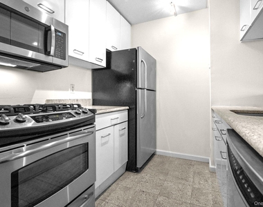 4 Martine Avenue - Photo Thumbnail 2