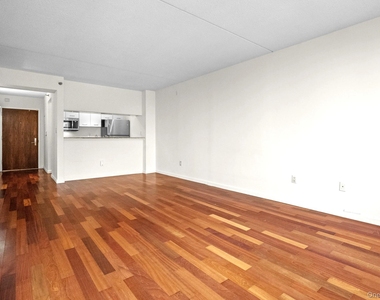 4 Martine Avenue - Photo Thumbnail 5